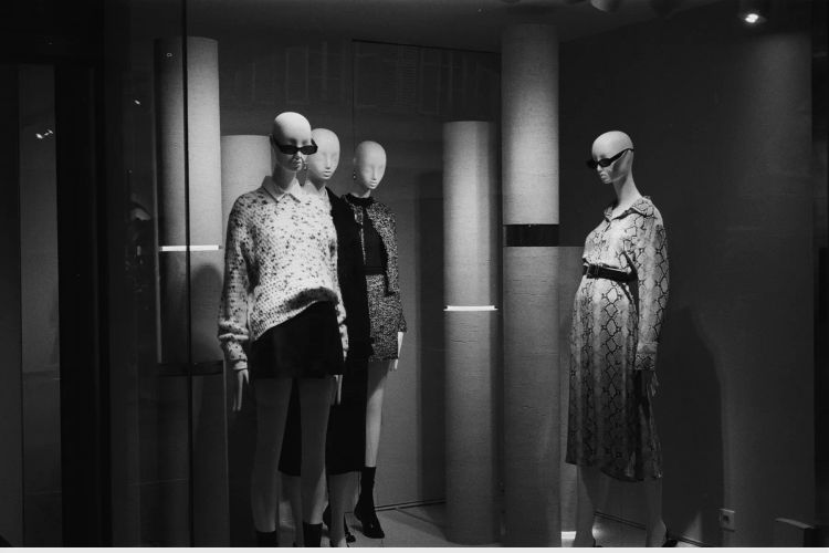 Comment créer sa marque de vêtements en 2026 (guide complet)